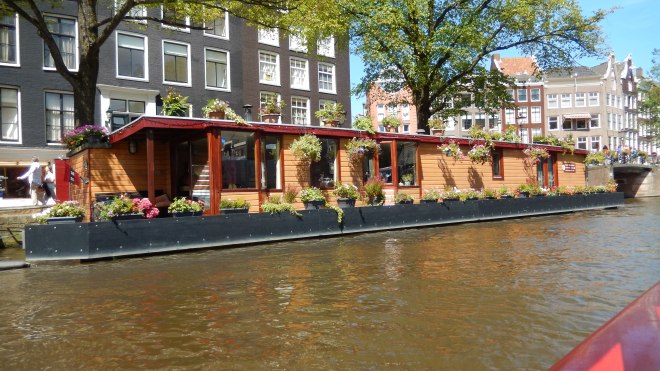 Love the houseboats!
